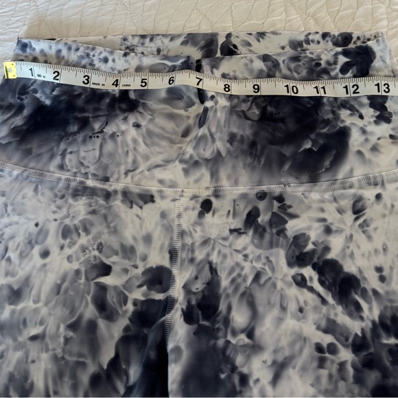 Lululemon tie dye leggings size 8. - Picture 4 of 6